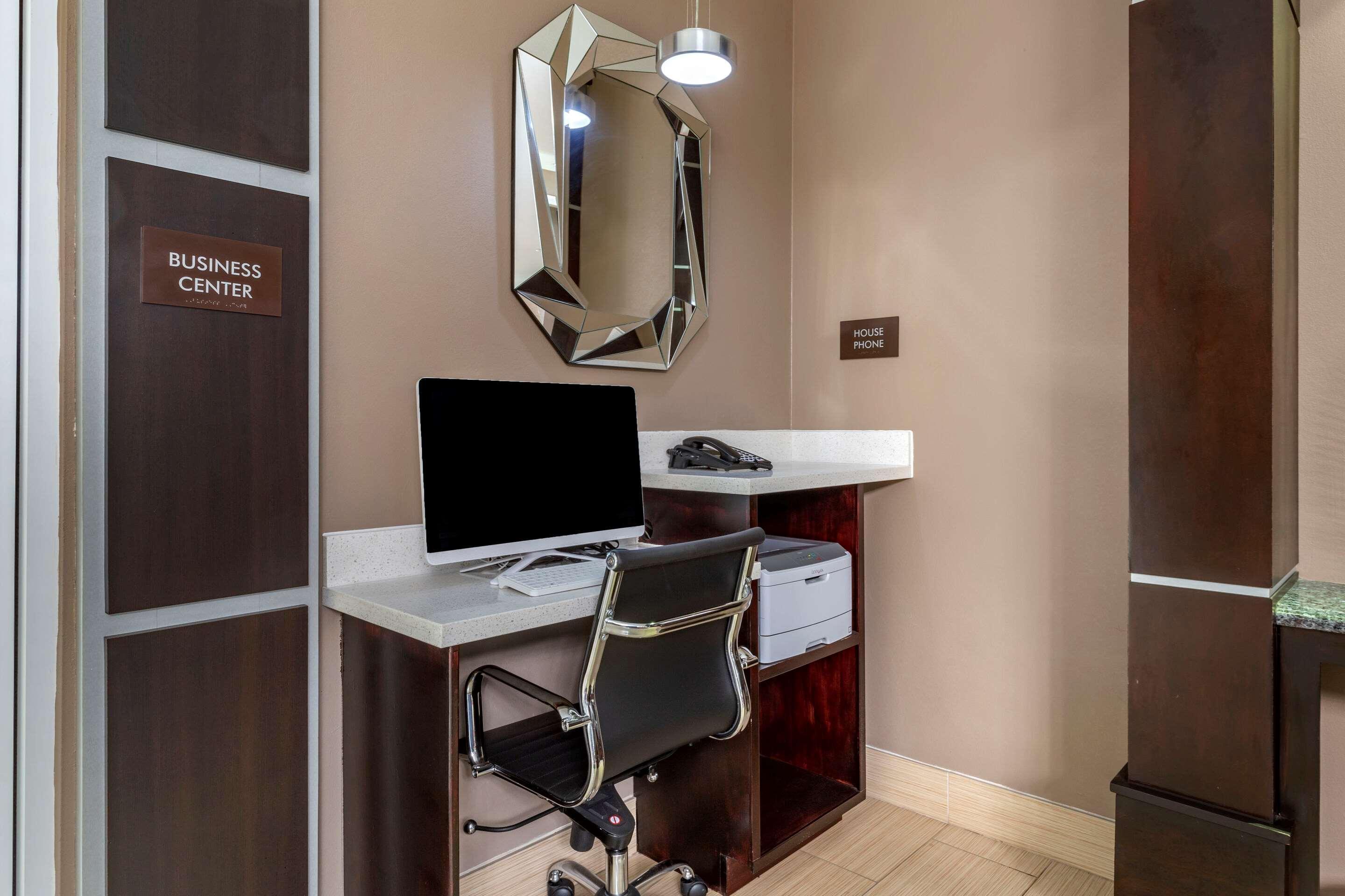 Comfort Inn & Suites Кливленд Экстерьер фото