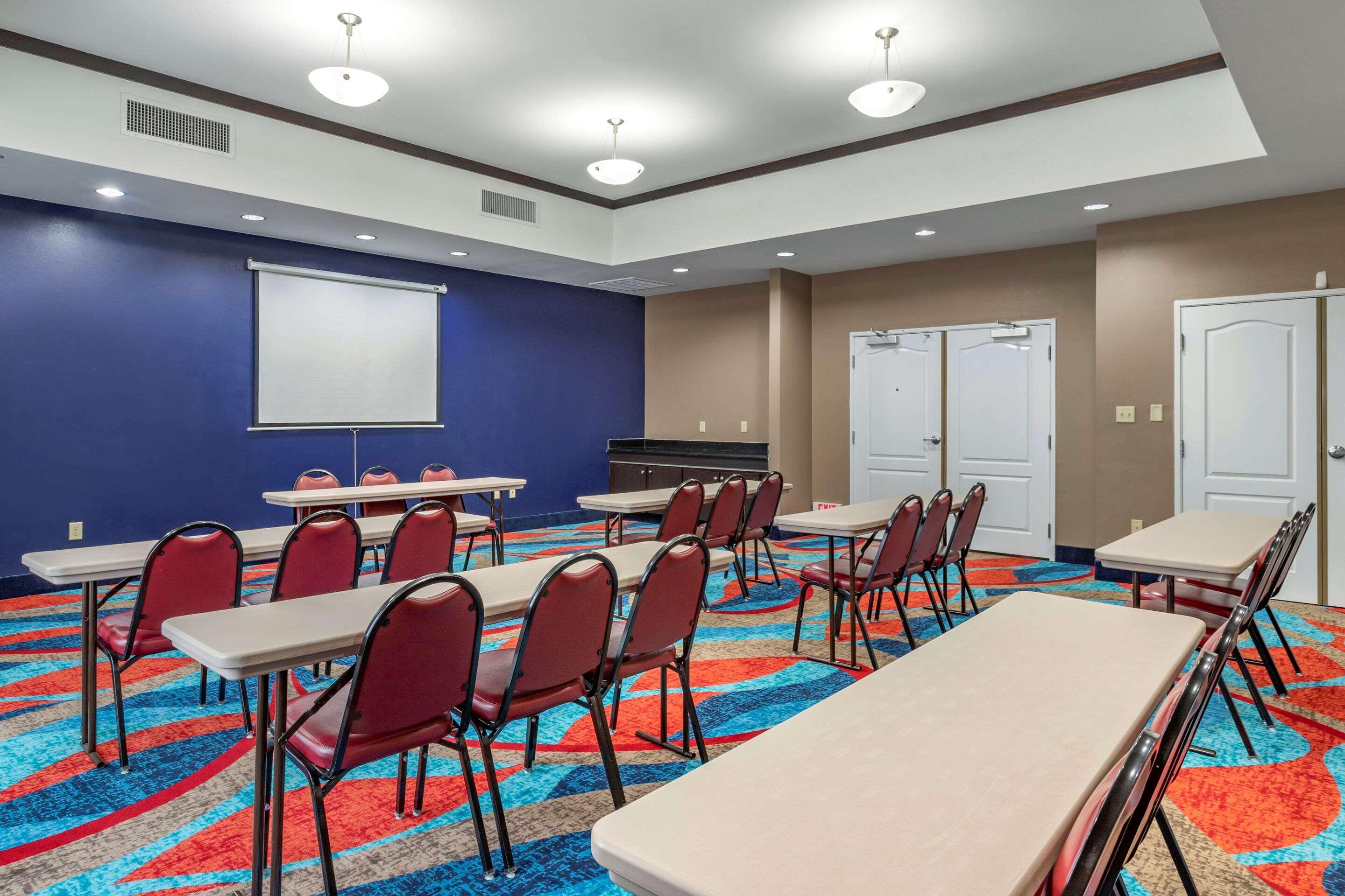 Comfort Inn & Suites Кливленд Экстерьер фото