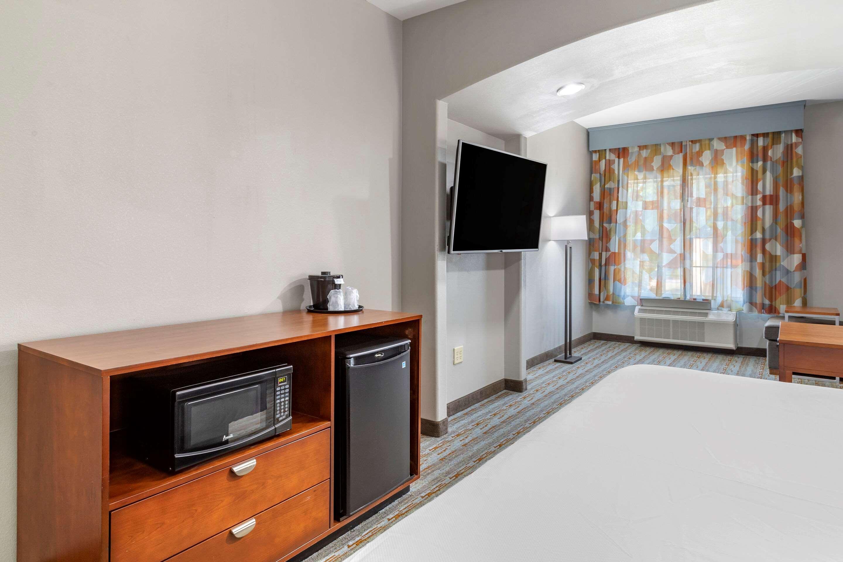 Comfort Inn & Suites Кливленд Экстерьер фото